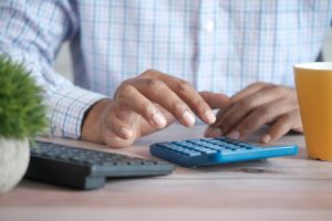 Trabajador independiente haciendo contabilidad en Costa Rica